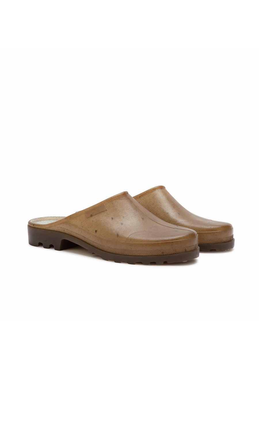 Plümo- Opana Mules: brown hemp fibre clogs with closed toe and low heel, shown on a white background.