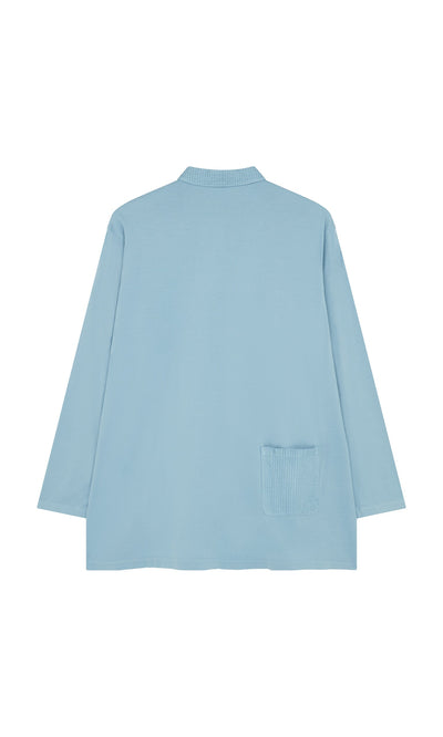 Plümo- Leung Shirt: light blue pintucked cotton tunic with a small patch pocket on the lower right back, shown from behind.
