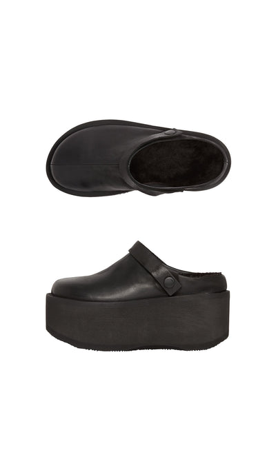 Plümo- Kim Clogs: Black leather platform clogs with cushioned footbed, shown from side and top on white background.