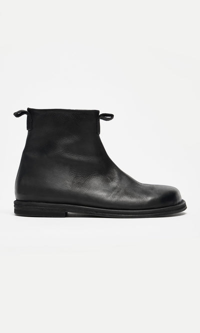 Plümo- Ancona Boots: Black waxy leather ankle boots with round toe, flat sole, and pull tabs, Danish-inspired design.