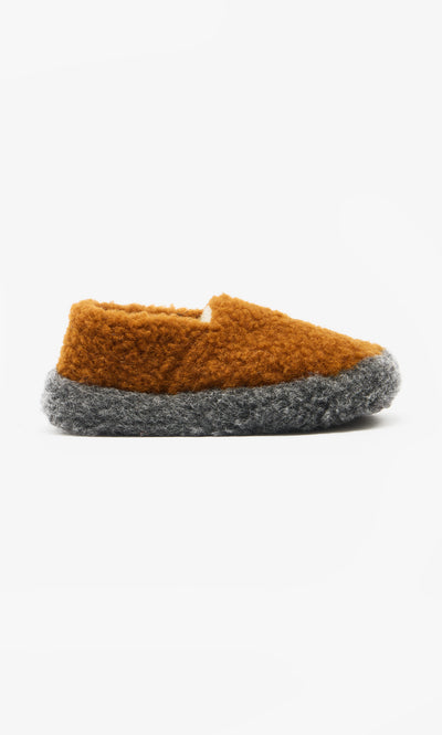 Plümo  Wool Slippers - Caramel: warm merino wool, thick gray sole, side view on a white background.