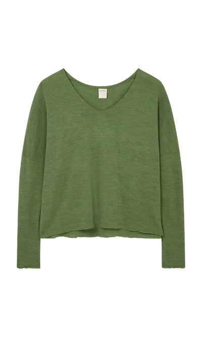 Plümo  Wisher Jumper: Loose-fit marled green Danish top with raw hem, stylishly laid flat on a white background.