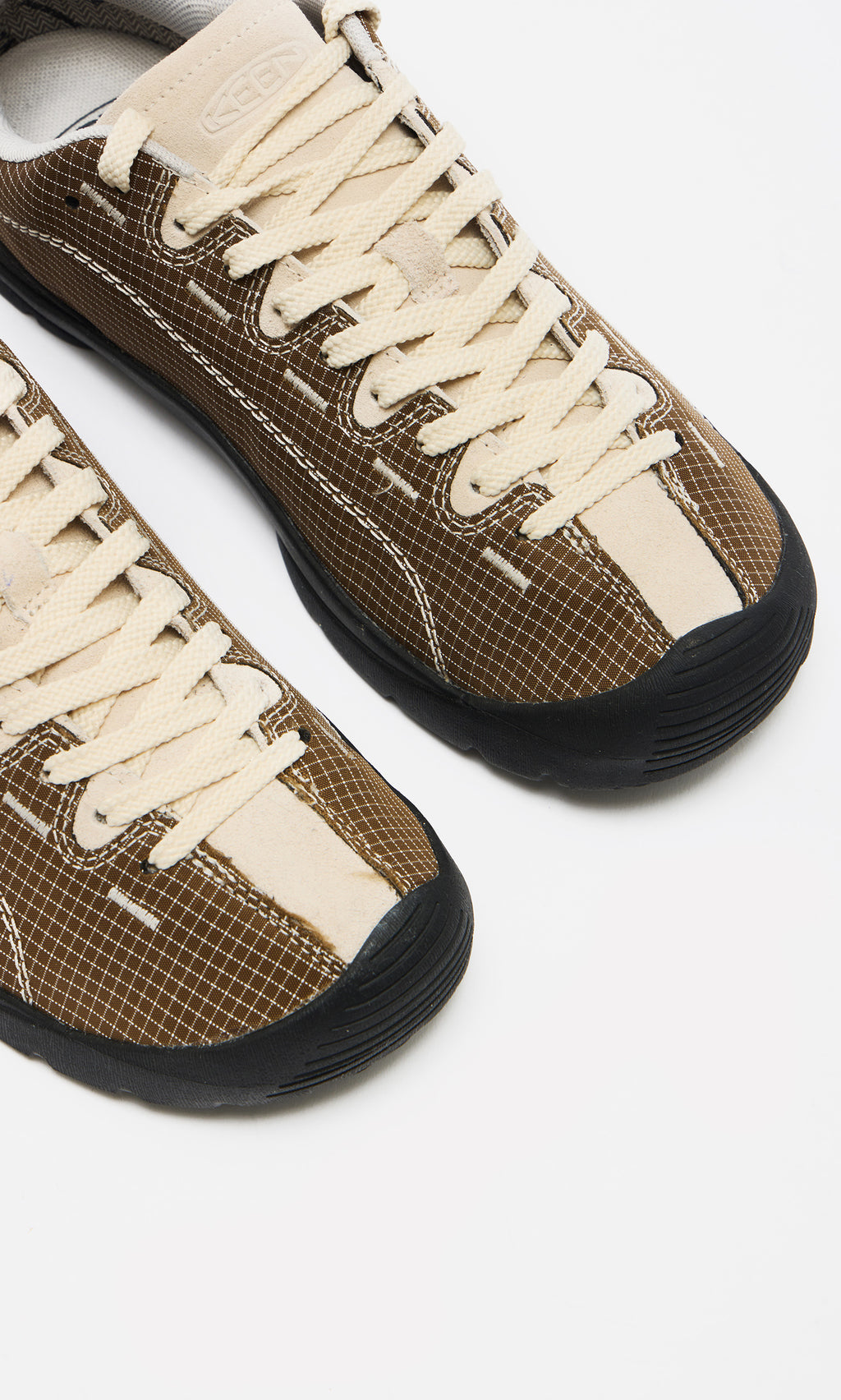 Plümo  Walking Shoes: brown, climbing-inspired trainers with beige laces, black soles, and a breathable canvas upper.