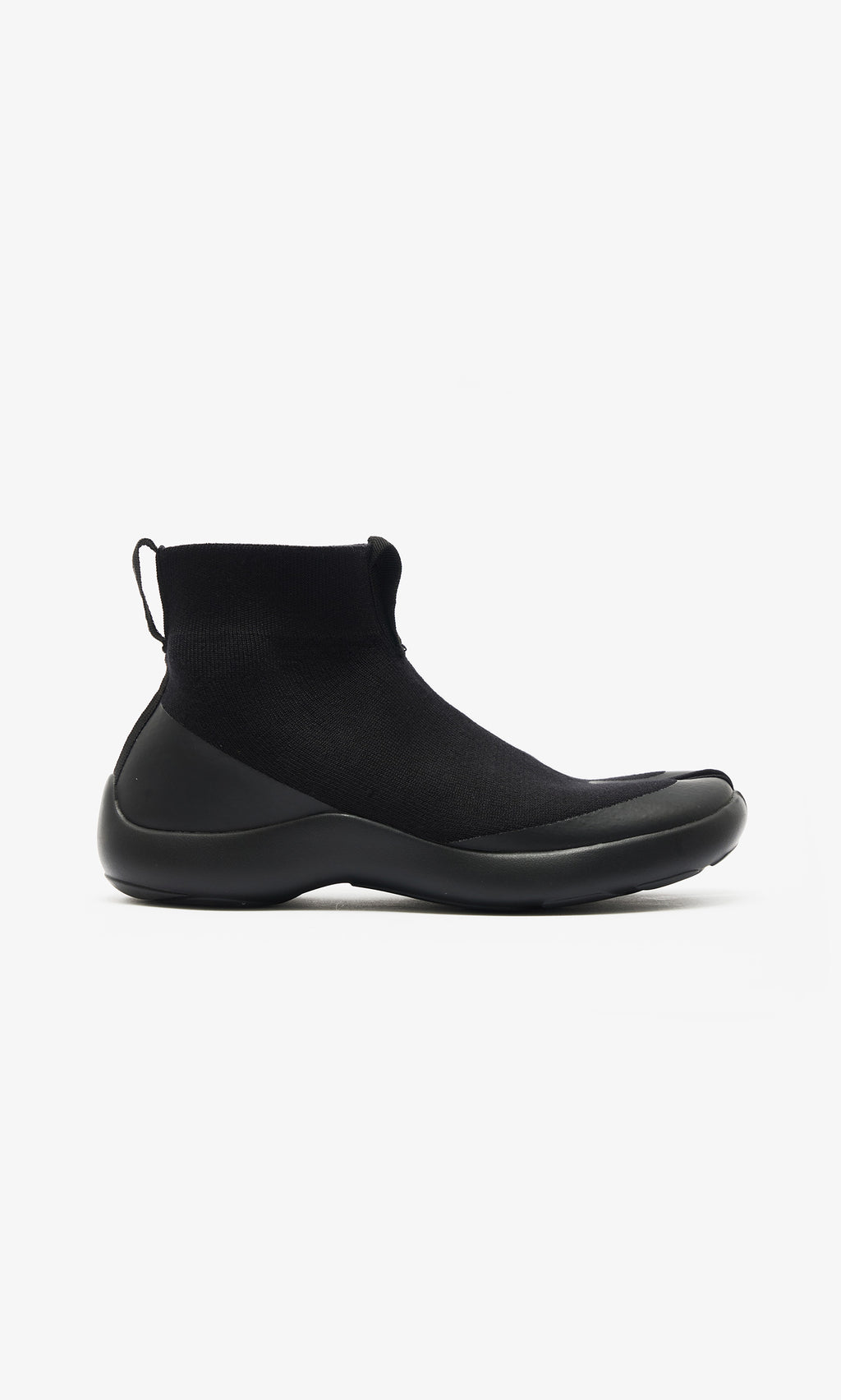 Plümo  Higher Tabi Boots: Black sock-style sneakers with high collar and thick sole, inspired by modern ankle boots.