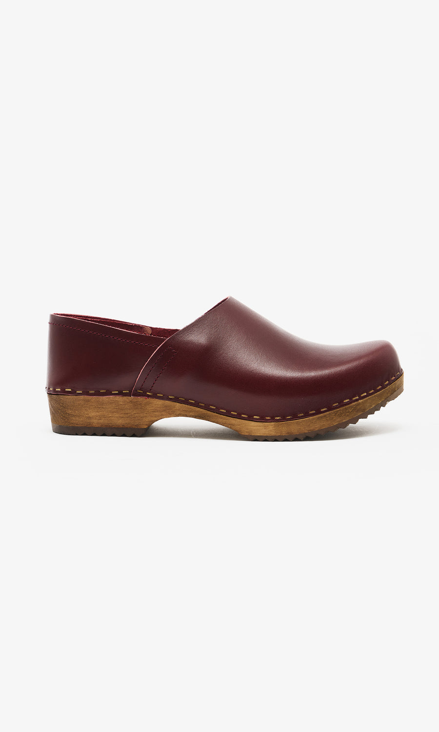 Plümo  Low Jord Clogs: maroon Danish wooden clogs with ergonomic design, side view, white background.