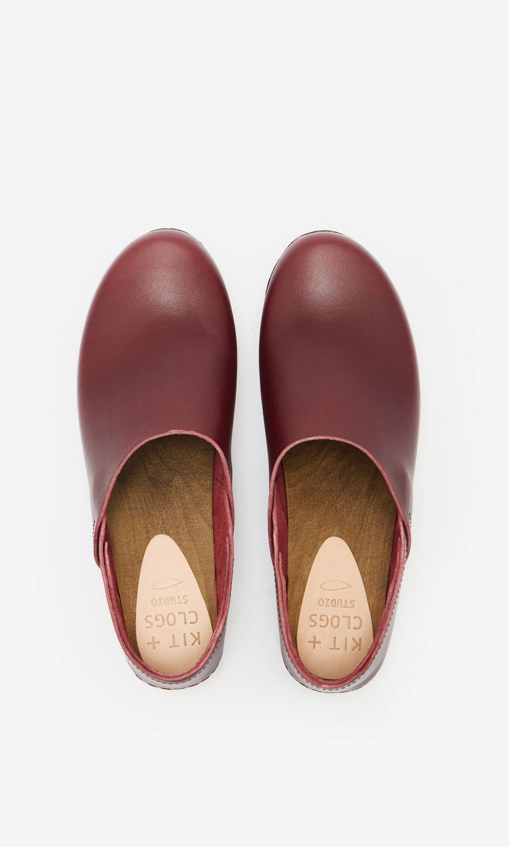 Plümo  Low Jord Clogs: Danish wooden clogs with vegetable-tanned leather, top view on a white background.