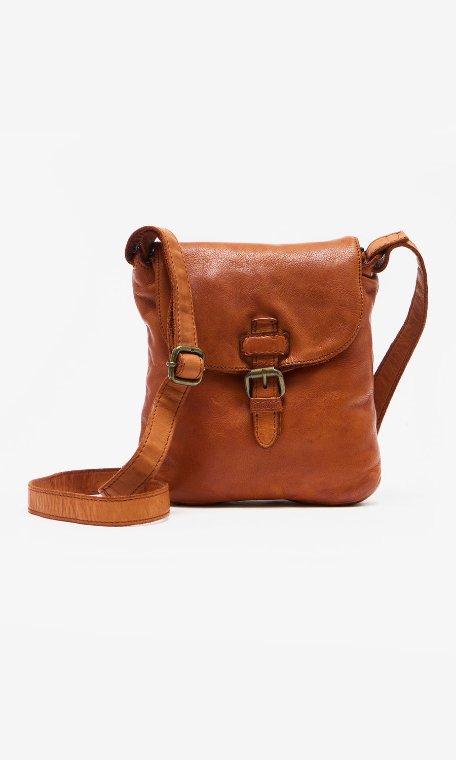 Plümo  Parcel Bag - Chestnut: Tumbled amber leather with flap, buckle closure, and adjustable strap in classic British style.