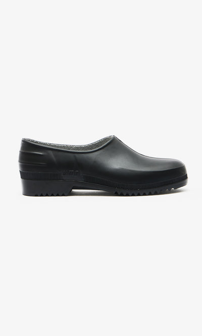 Plümo  Gardenia Clogs - Black: Waterproof slip-on rubber shoes with low heel and textured sole, ideal for everyday gardening.