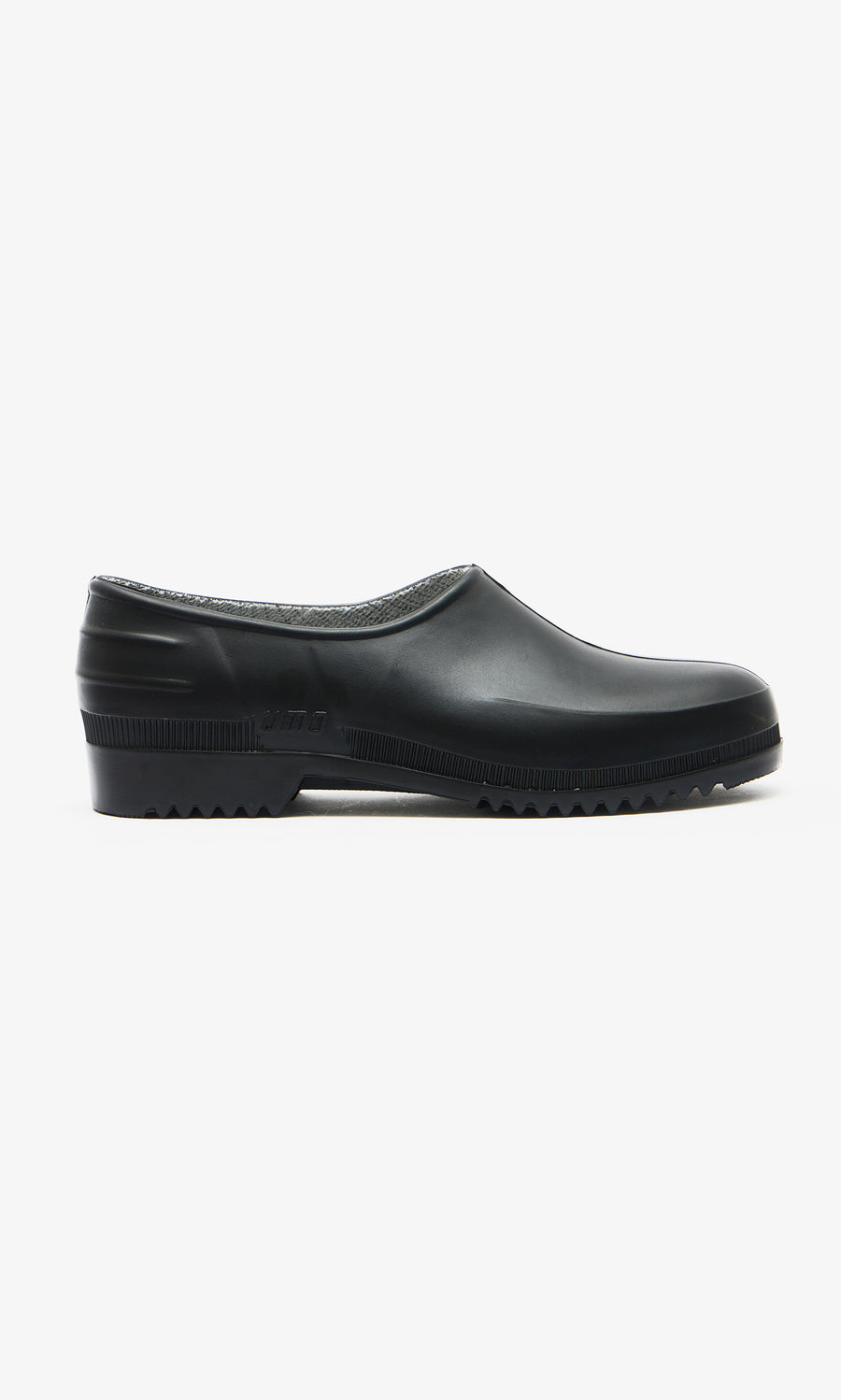 Plümo  Gardenia Clogs - Black: Waterproof slip-on rubber shoes with low heel and textured sole, ideal for everyday gardening.
