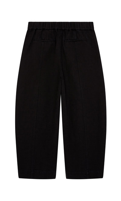 Plümo  Coal Calow Pants: loose-fit, knee-length shorts in coal black with elastic waist, front seams. Shown on white background.