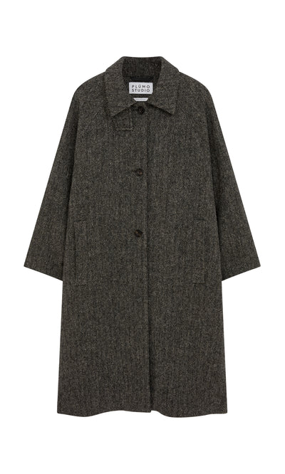 Plümo  Balmacaan Tweed Coat in gray, knee-length with collar and three buttons, displayed flat on a white background.