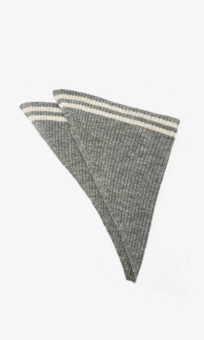 Plümo  Oyster Triangle Scarf: gray chunky rib-knit with two white edge stripes, displayed flat on a white background.