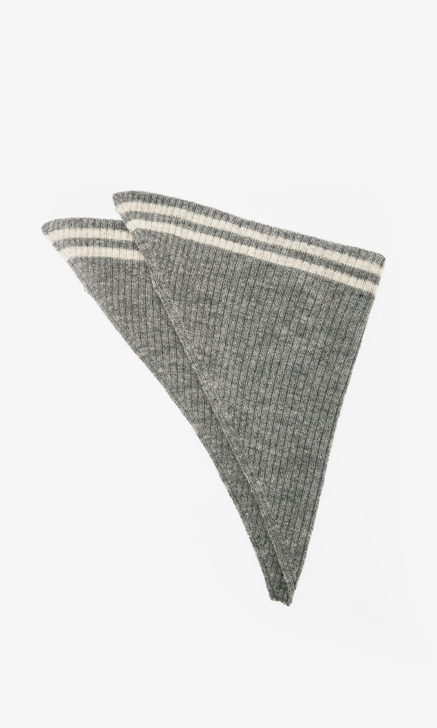 Plümo  Oyster Triangle Scarf: gray chunky rib-knit with two white edge stripes, displayed flat on a white background.