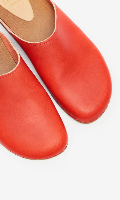 Plümo- Close-up of Carlie Clogs: red leather Swedish clogs with tan insoles, crafted from vegetable-tanned leather.