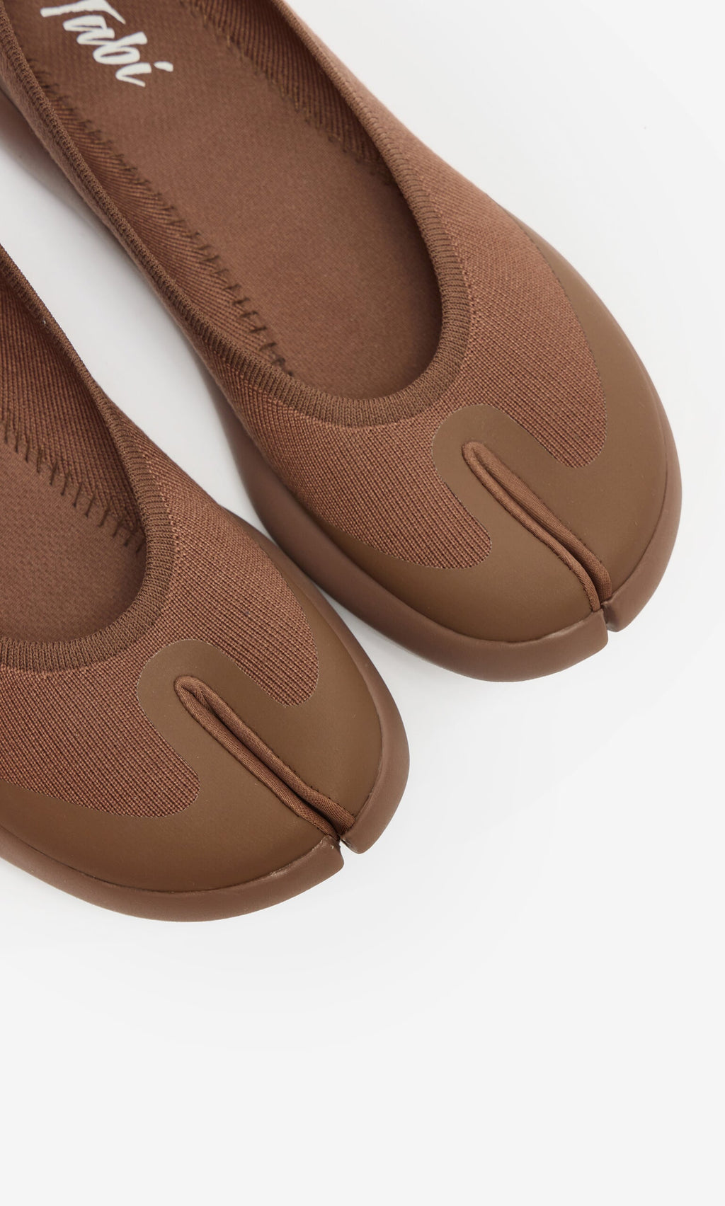 Plümo- Choco Tabi Ballerinas: brown split-toe flats with knit uppers, Japanese-inspired, top view on white background.