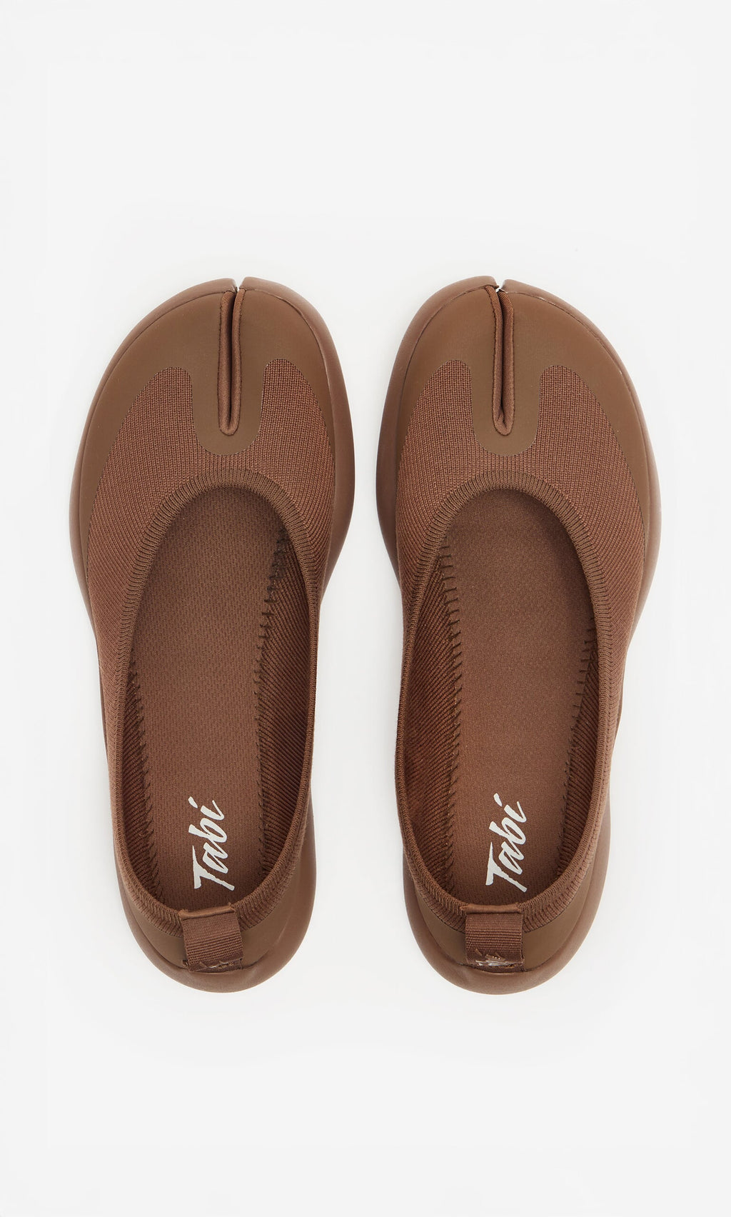 Plümo- Choco Tabi Ballerinas with brown knit uppers and split-toe, inspired by Japanese design, seen from above on white.