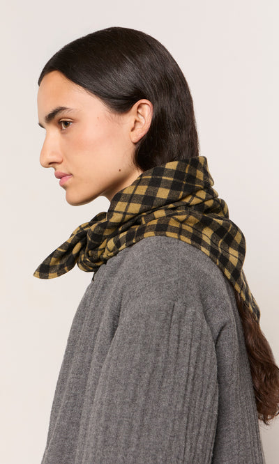 Plümo  Person in a gray sweater wears the Quadrant Necktie, shown side profile against a plain background.