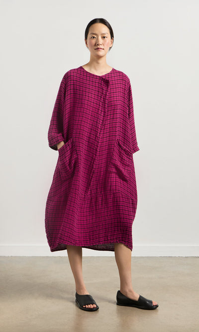 Plümo- Model wears the oversized Gilda Check Dress in red and navy with pockets, styled with black slide sandals.