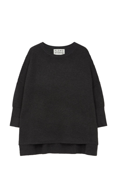 Plümo- Loose-fitting Jack Sweater in graphite with ribbed texture, dropped shoulders, and long sleeves against a white background.