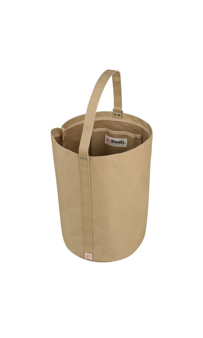 Plümo- Beige canvas tool bag with handle and side pockets, labeled Niwaki, ideal for gardening essentials.
