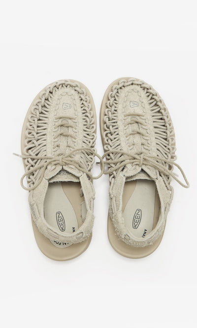 Plümo- Keen Sandals - Pebble: beige woven sandals with laces, shown from above on a white background.