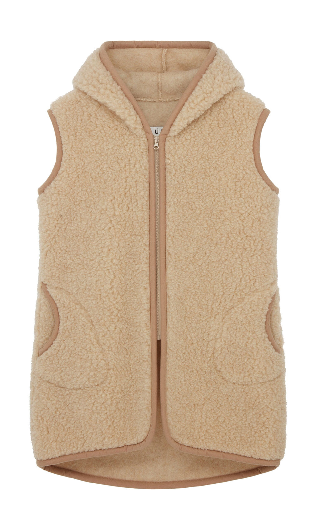 Plümo- Long Rambler Gilet - Natural: sleeveless beige fleece with hood, front zip, and two curved pockets on white background.