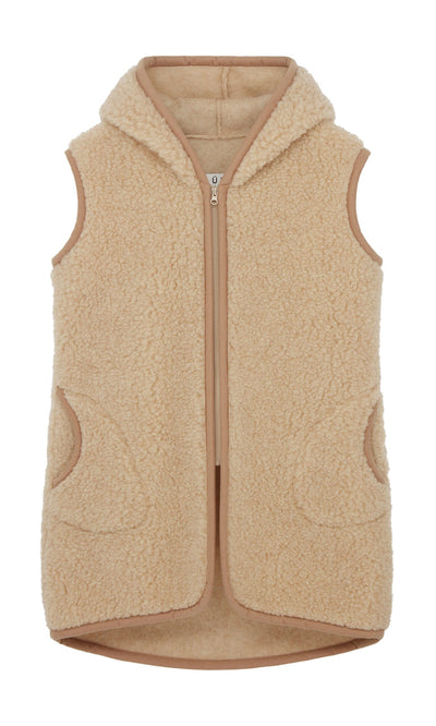 Plümo- Long Rambler Gilet - Natural: sleeveless beige fleece with hood, front zip, and two curved pockets on white background.
