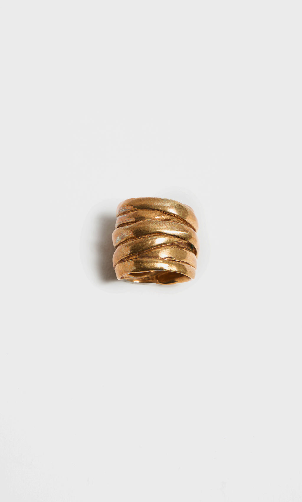 Plümo  Bobina Ring: Chunky gold with a layered, twisted design—wearable art on a plain white background.