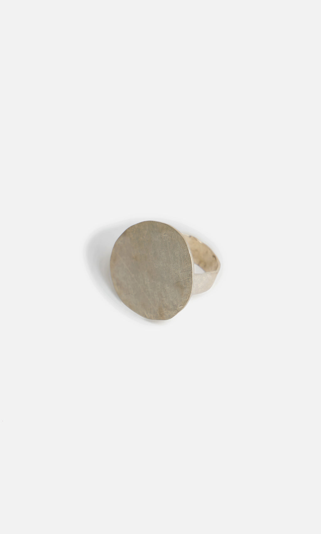 Plümo  Eco Silver Pebble Ring featuring a large, flat oval face, displayed on a simple white background.