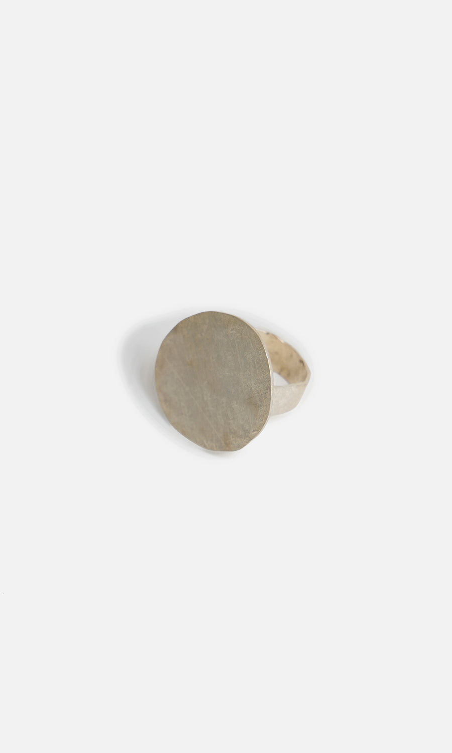 Plümo  Eco Silver Pebble Ring featuring a large, flat oval face, displayed on a simple white background.
