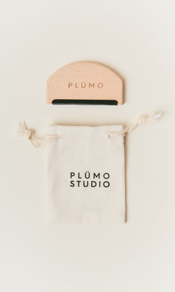 Plümo  A Wool Comb with a small drawstring bag, perfect for removing pilling from your favorite knitwear.