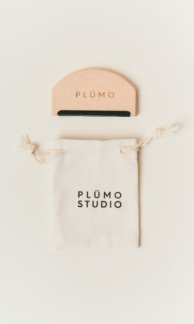 Plümo  A Wool Comb with a small drawstring bag, perfect for removing pilling from your favorite knitwear.