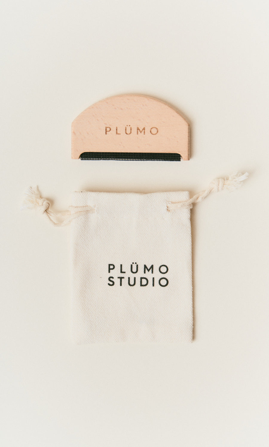 Plümo  A Wool Comb with a small drawstring bag, perfect for removing pilling from your favorite knitwear.