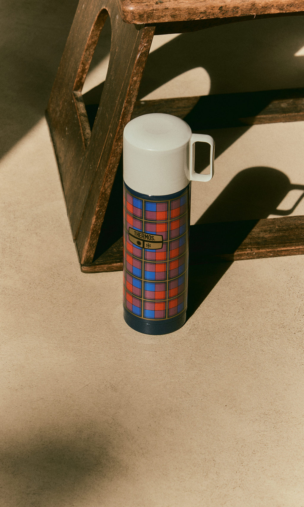Plümo  Tartan Flask - Blue vacuum flask with a red tartan pattern, white lid, and handle.