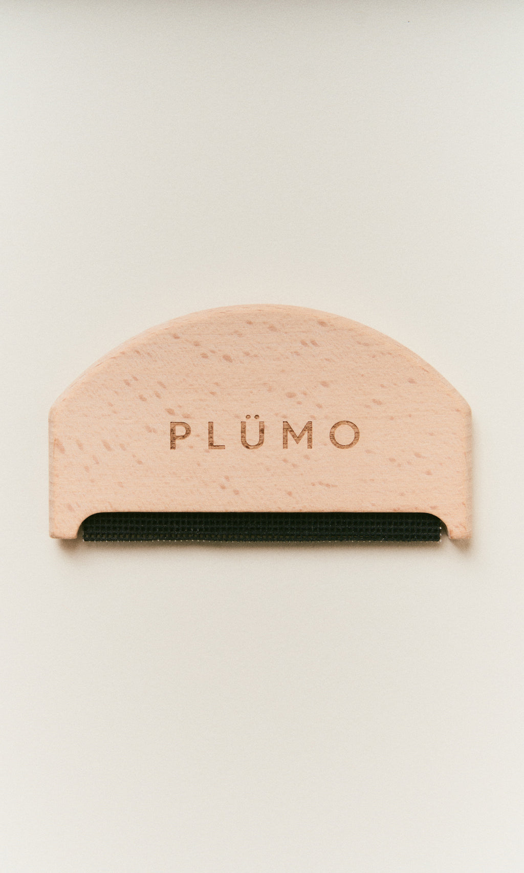 Plümo  Wool Comb: Half-moon wooden comb with black mesh edge, ideal for removing pilling from your knitwear.