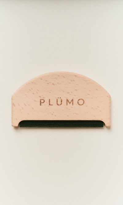 Plümo  Wool Comb: Half-moon wooden comb with black mesh edge, ideal for removing pilling from your knitwear.