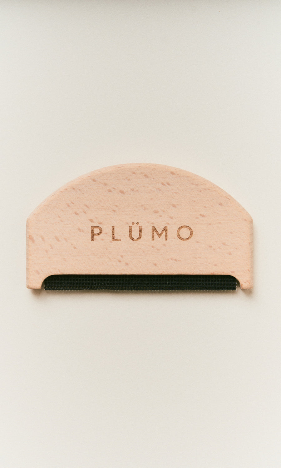 Plümo  Wool Comb: Half-moon wooden comb with black mesh edge, ideal for removing pilling from your knitwear.
