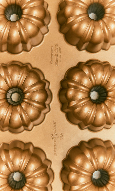 Plümo  Gold-colored, cast aluminium Bundtlette Form with six fluted, ring-shaped molds.