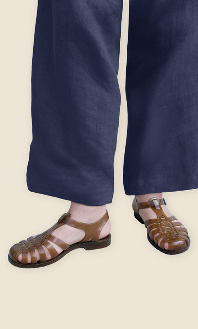 Plümo- Person wearing wide-leg navy pants and Hemp Sunchanvre Sandal, standing on a light surface.