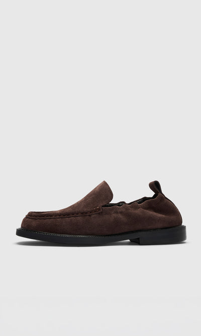 Plümo  Dobin Loafers: brown suede, black sole, Danish design, side view on white background.