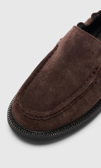 Plümo  Close-up of Dobin Loafers in brown suede, featuring a cushioned insole and black rubber sole on white background.
