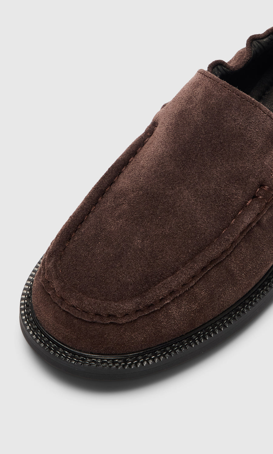 Plümo  Close-up of Dobin Loafers in brown suede, featuring a cushioned insole and black rubber sole on white background.