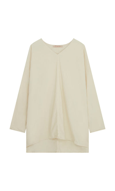 Plümo- Stroh Blouse: cream cotton poplin, V-neck, long sleeves, loose fit, slightly asymmetric hemline.