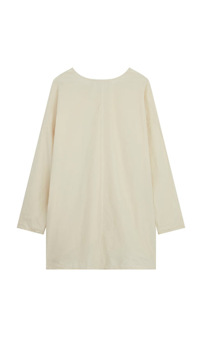 Plümo- Stroh Blouse: Long-sleeved, loose cotton poplin with asymmetric hem, shown from the back on a white background.