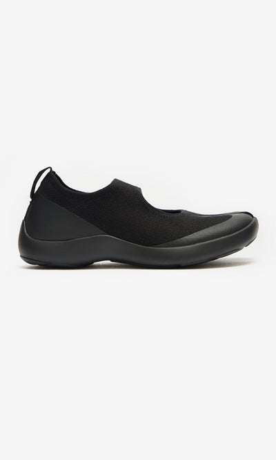 Plümo- Black Tabi Sandals with minimalist Japanese design, knitted upper, and thick, curved rubber sole shown in profile.