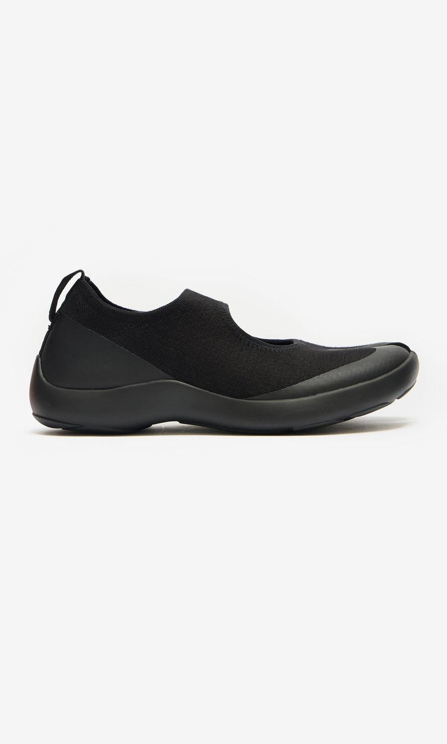 Plümo- Black Tabi Sandals with minimalist Japanese design, knitted upper, and thick, curved rubber sole shown in profile.