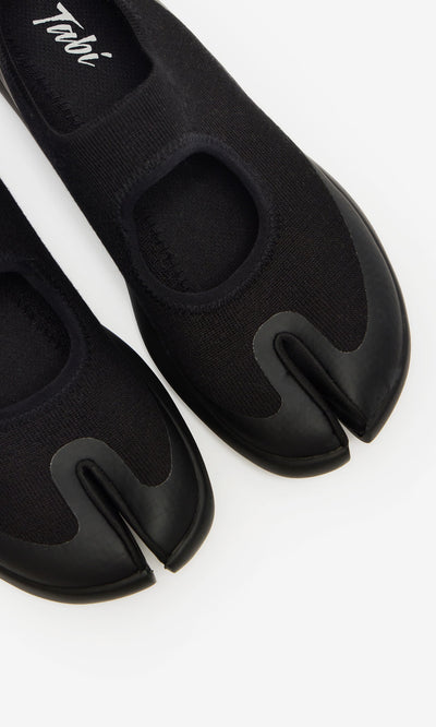 Plümo- Tabi Sandals: Black split-toe ballet flats with a knit upper and black rubber sole, inspired by Japanese design.