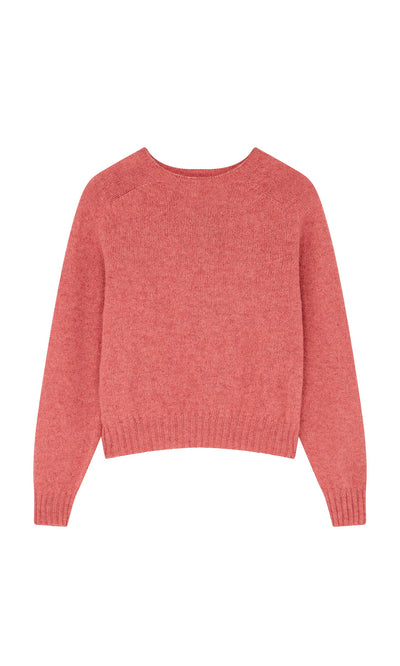 Plümo- The Wicklow Crewneck in Tea Rose is a plain, long-sleeve seam-free sweater with ribbed cuffs and hem.