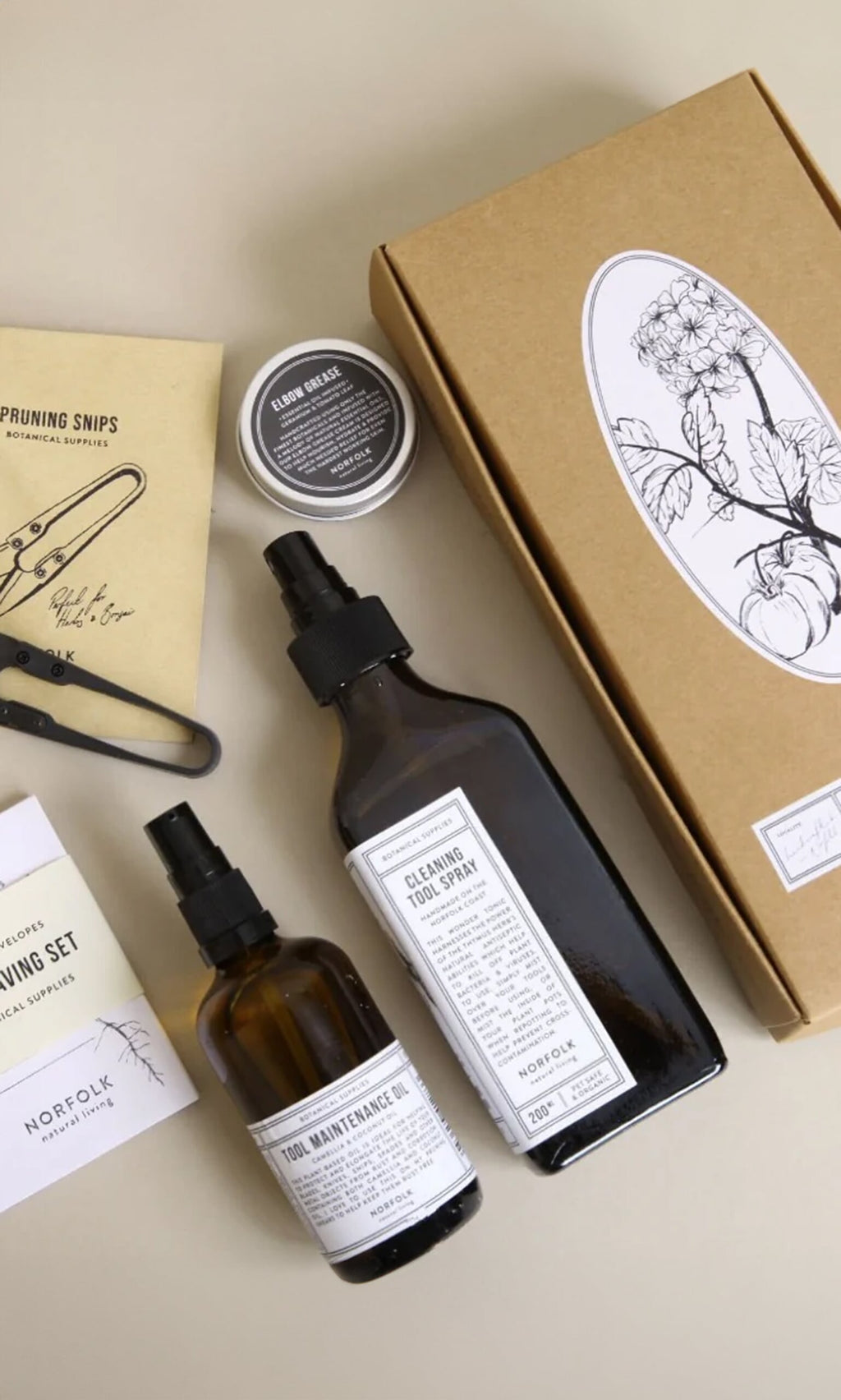 Plümo- The Gardeners Gift Set includes tool spray, maintenance oil, snips, balm, and a botanical illustration box.