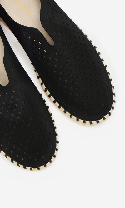Plümo- Close-up of Tulip Shoes - Carbon with light soles, made from recycled microfibre, on a white background.